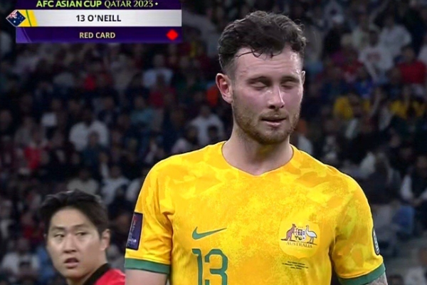 亞洲杯四分之一決賽澳大利亞球員奧尼爾飛鏟黃喜燦遭紅牌罰下