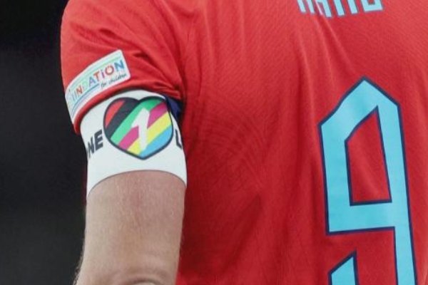 為什麼有些足球運動員會佩戴彩虹袖標？