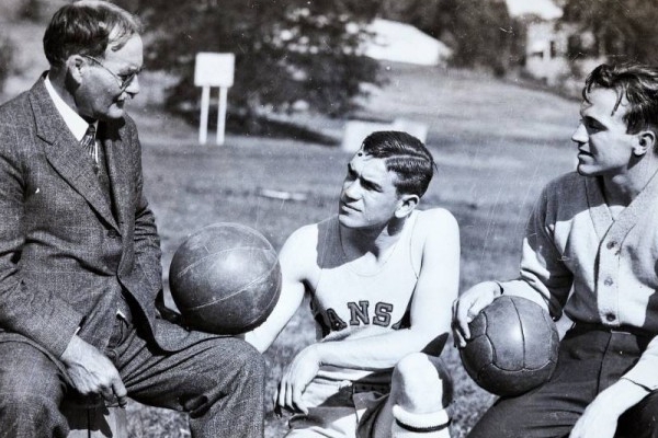 篮球之父詹姆斯-奈史密斯是怎样发明篮球运动的？